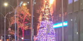 Kerstboom gaat in vlammen op: Fox News in  alle staten  