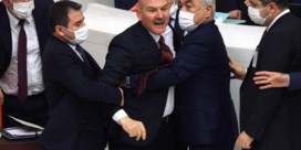 Verhit debat in Turks parlement draait uit op vechtpartij