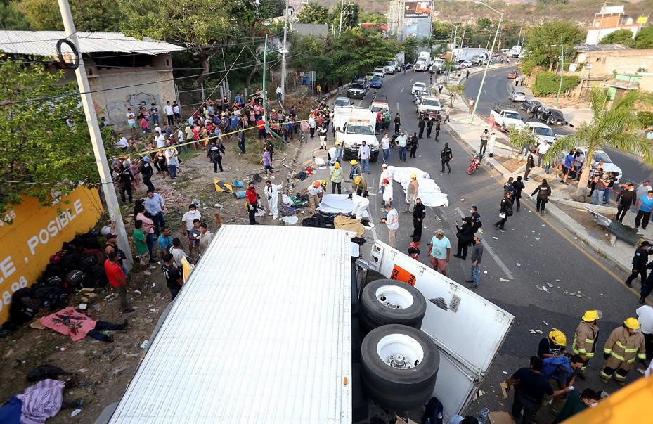 Mueren al menos 54 migrantes en accidente de camión en México