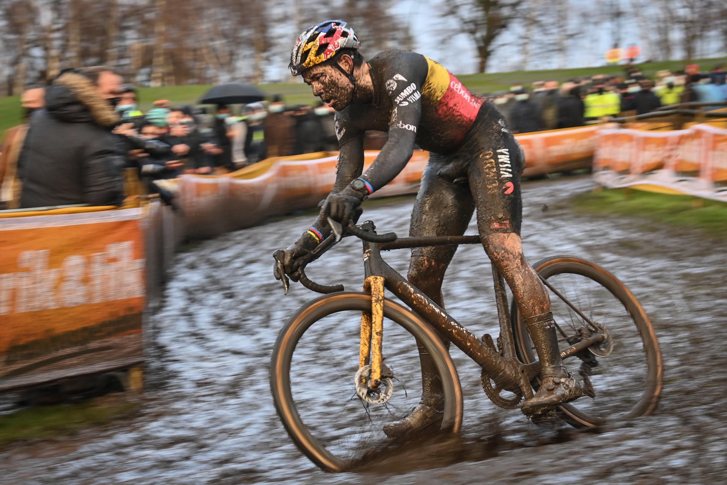 Topfavoriet Wout Van Aert Kent Geen Genade In Ethias Cross Essen De Standaard