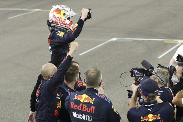 Max Verstappen in tranen na waanzinnige eerste wereldtitel: ‘Eindelijk heb ik wat geluk gehad’