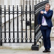 Brexit-man Frost duwt Johnson dieper in miserie 