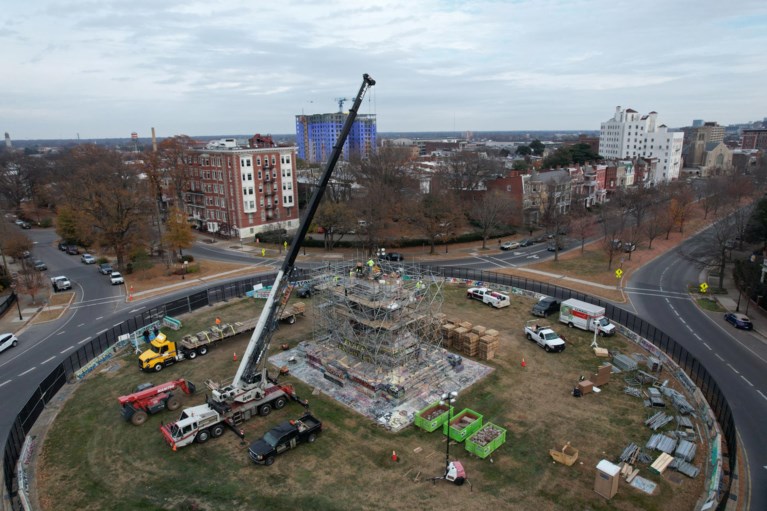 Teleurstelling over ‘tijdcapsule’ onder eeuwenoud standbeeld
