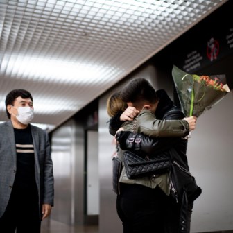15 november: Razia ziet in de luchthaven van                            Zaventem haar man en zoon terug, die allebei in China verbleven en met een humanitair visum naar België zijn gekomen. De mannen kunnen hun tranen niet bedwingen.  
