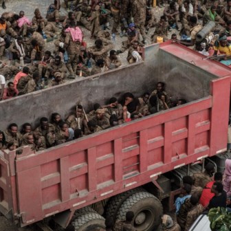 Gevangengenomen regeringssoldaten worden in een truck de Tigrese hoofdstad Mekele binnengereden. 