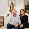 Peter Piot en Heidi Larson in hun nieuwe huis in een buitenwijk van Brussel. ‘Met tuin, ik heb dat nodig voor mijn mentale gezondheid.’ 