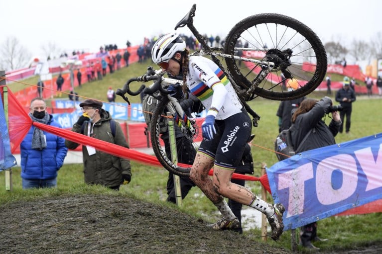 Wout van Aert wint ook in Heusden-Zolder, Mathieu van der Poel stapt voortijdig uit koers