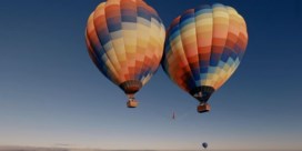 Braziliaan wandelt op slackline tussen twee luchtballonnen: ‘Onvergetelijk’  