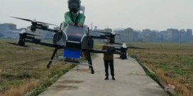 Creatieve Chinezen maken eerste testvlucht met bemande drone  