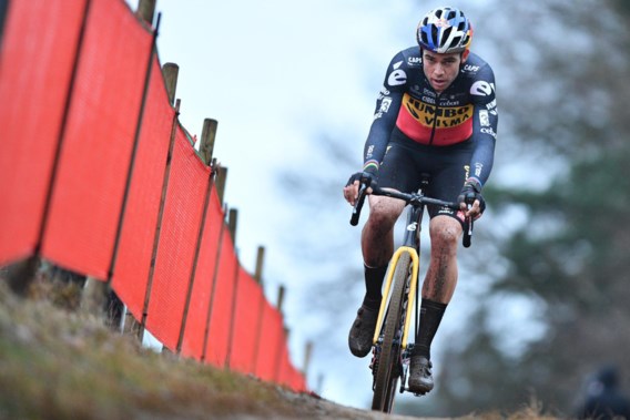 Wout van Aert speelt nu ook de Azencross in Loenhout met gemak naar binnen en pakt een straffe zes op zes in het veld