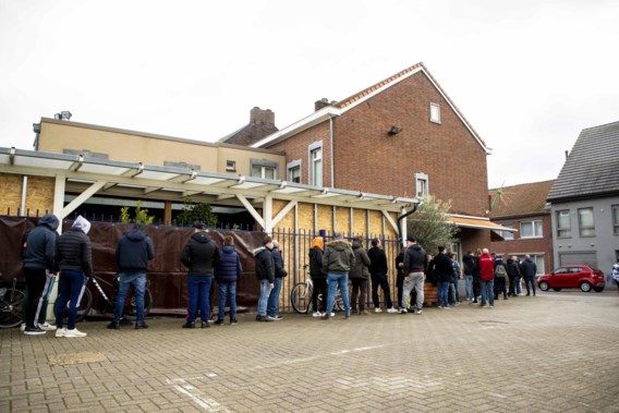 Ook Nederlandse invasie in Limburgse vuurwerkwinkels: tot vijf uur aanschuiven