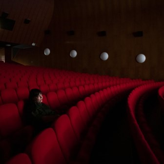 30 januari, Göteborg, Zweden. Sandra Fogel heeft de hele zaal voor zich alleen tijdens een voorstelling op het filmfestival van Göteborg. Vanwege de pandemie werden alle films gestreamd, maar in twee bioscopen werden films vertoond voor telkens één toeschouwer, die werd uitgeloot.