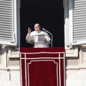 Paus in nieuwjaarsmis: ‘Raken aan vrouwen is belediging van God’  