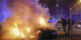 Woelige oudejaarsnacht in Brussel en Antwerpen: uitgebrande auto’s en tientallen arrestaties  