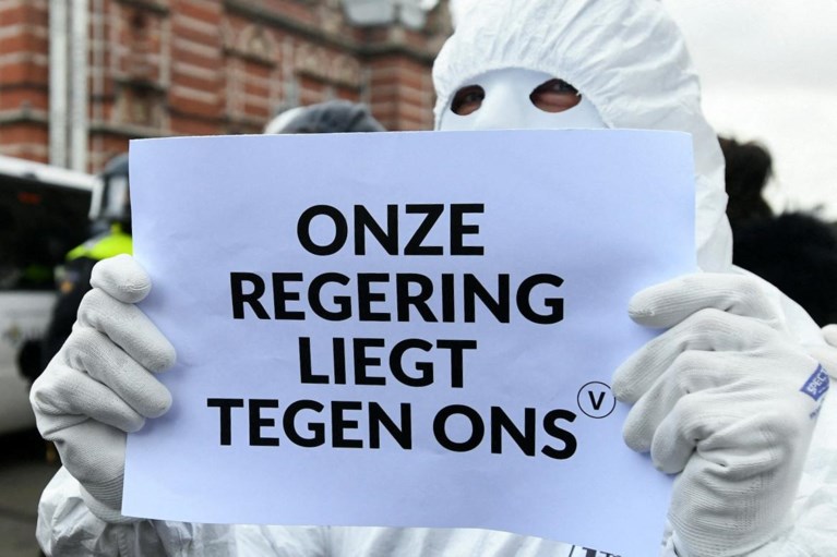 Roest Nucleair geroosterd brood Duizenden betogers in Amsterdam om 'koffie te drinken', vier agenten raken  gewond | De Standaard Mobile