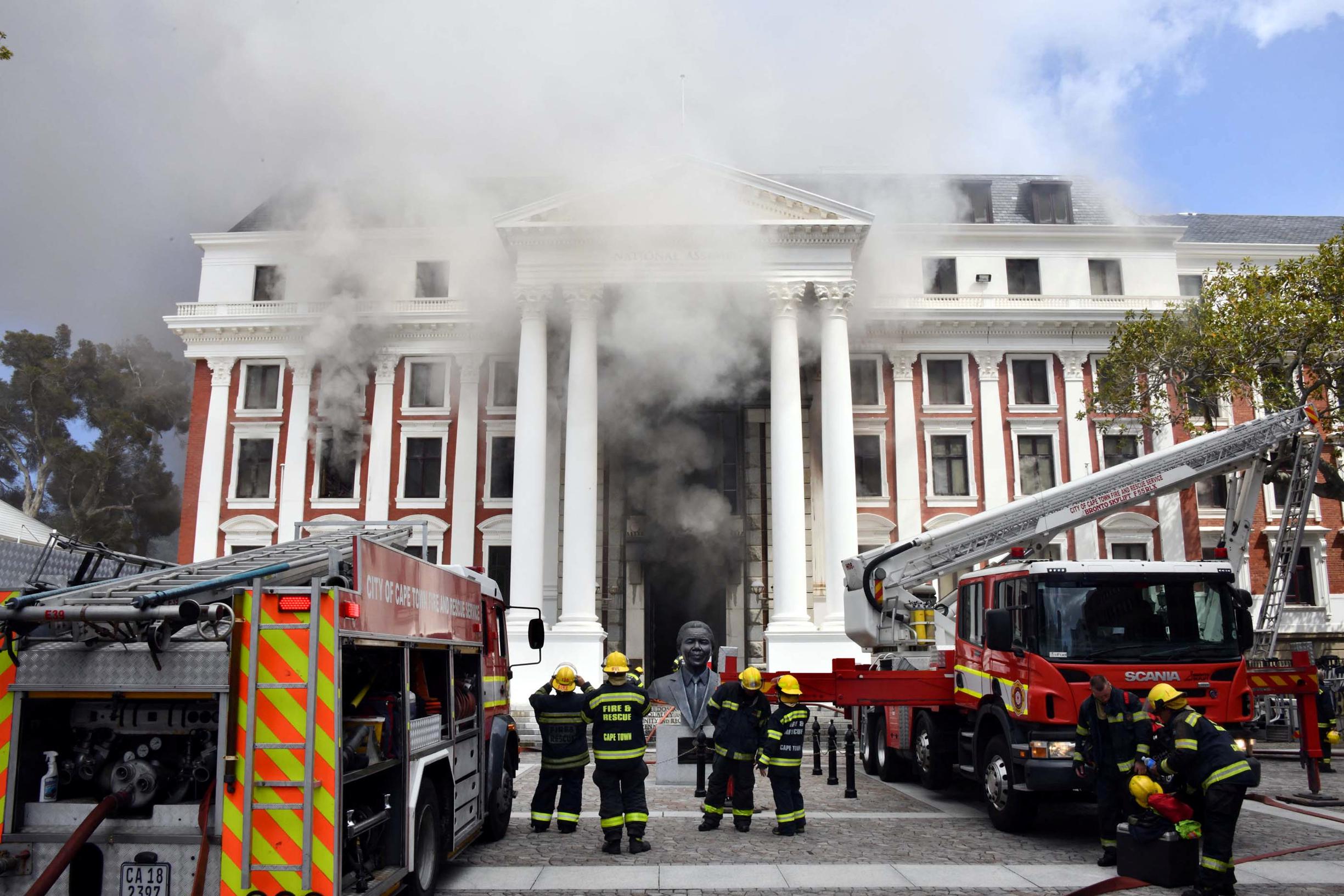 Photo of Jednu osobu zatkli pri hroznom požiari v parlamente v Kapskom Meste v Juhoafrickej republike