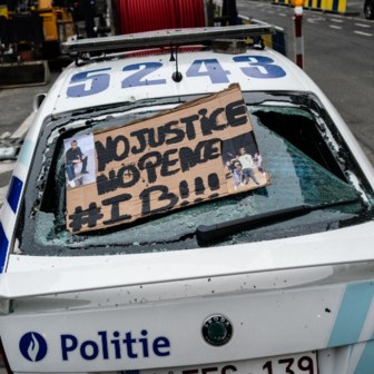 13 januari, Brussel. Nadat Ibrahima Barrie het leven liet bij een arrestatie, komt het in Brussel tot rellen tussen politie en jongeren. Een paar weken later volgt een massa-arrestatie, in april ontaardt het nepfestival La Boum in een gevecht. De vertrouwensbreuk is stilaan totaal. 