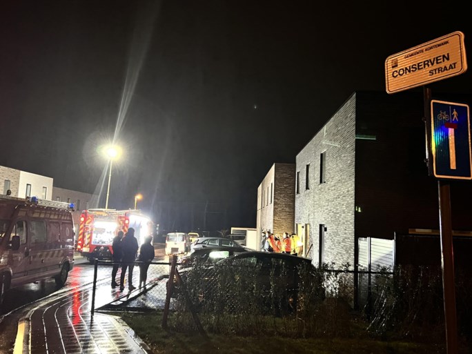 Dolgedraaide man boort wagen in huis van ex