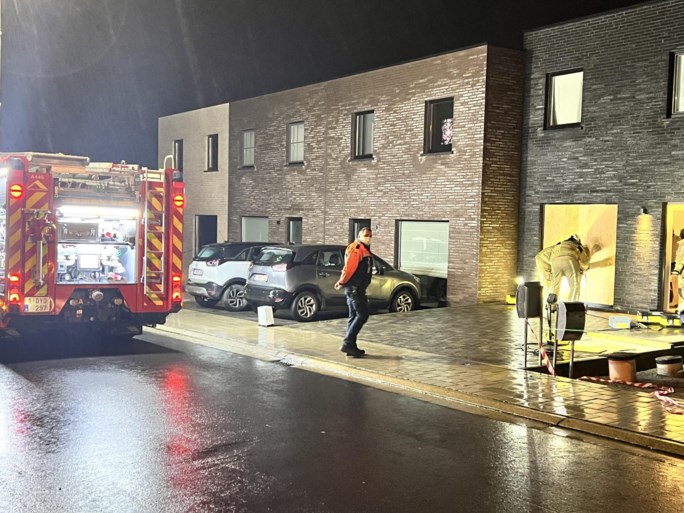 Dolgedraaide man boort wagen in huis van ex