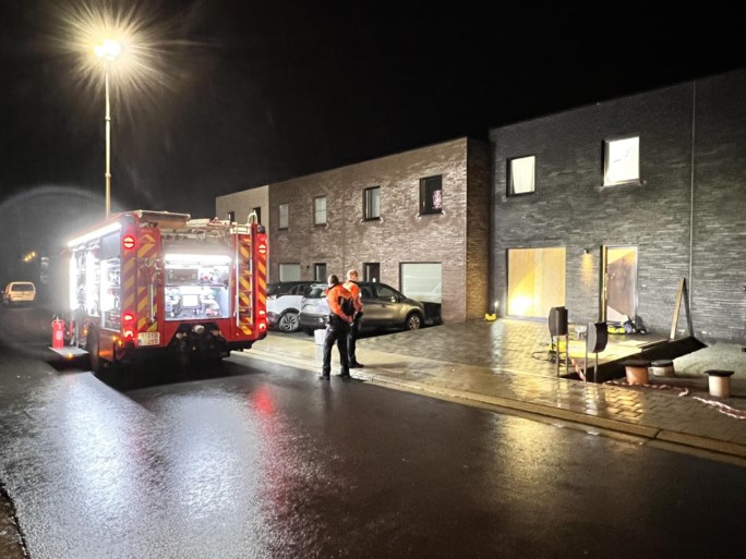 Dolgedraaide man boort wagen in huis van ex