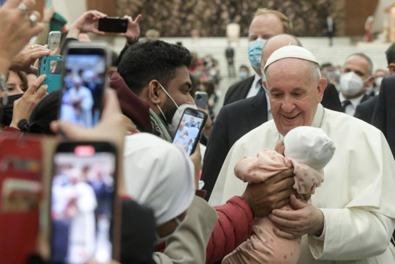 Koppels zonder kinderen zijn egoïstisch, zegt paus 