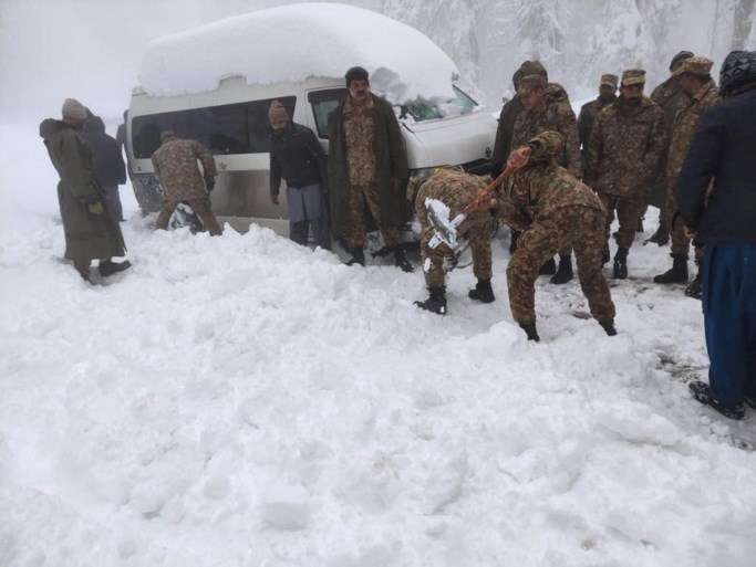 Zeker 21 mensen gestorven in hun auto door sneeuwstorm in Pakistan 