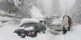 Zeker 21 mensen gestorven in hun auto door sneeuwstorm in Pakistan