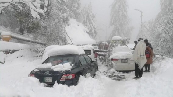 Zeker 21 mensen gestorven in hun auto door sneeuwstorm in Pakistan 