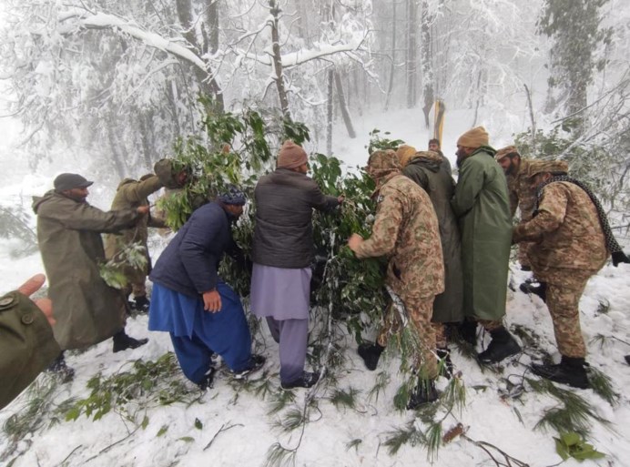 Zeker 21 mensen gestorven in hun auto door sneeuwstorm in Pakistan