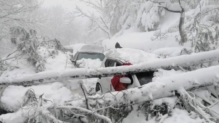 Zeker 21 mensen gestorven in hun auto door sneeuwstorm in Pakistan