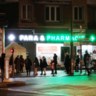 Ook op zondagavond stonden bij deze apotheek in Parijs lange rijen ouders met kinderen aan te schuiven om zich te laten testen.  