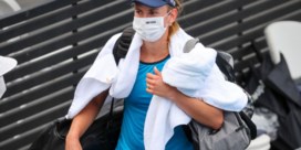 Elise Mertens lijkt hersteld van dijblessure en stoot door naar tweede ronde in Sydney  
