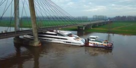 Mission impossible: luxejacht wurmt zich met moeite onder Nederlandse bruggen door  