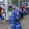Sri Lankanen slaan  LPG in. Het land kampt met een  tekort aan essentiële middelen, omdat het  te weinig deviezen heeft voor import.  