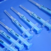 Vaccinoloog Geert Leroux-Roels: ‘Blijven boosten met hetzelfde vaccin lijkt me niet de beste aanpak’  
