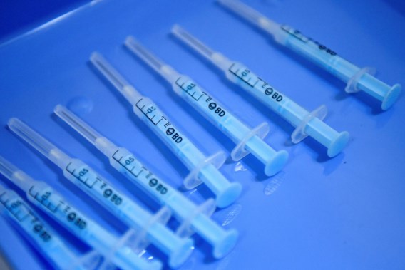 Vaccinoloog Geert Leroux-Roels: ‘Blijven boosten met hetzelfde vaccin lijkt me niet de beste aanpak’