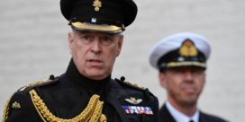 Queen neemt prins Andrew militaire titels voor altijd af  