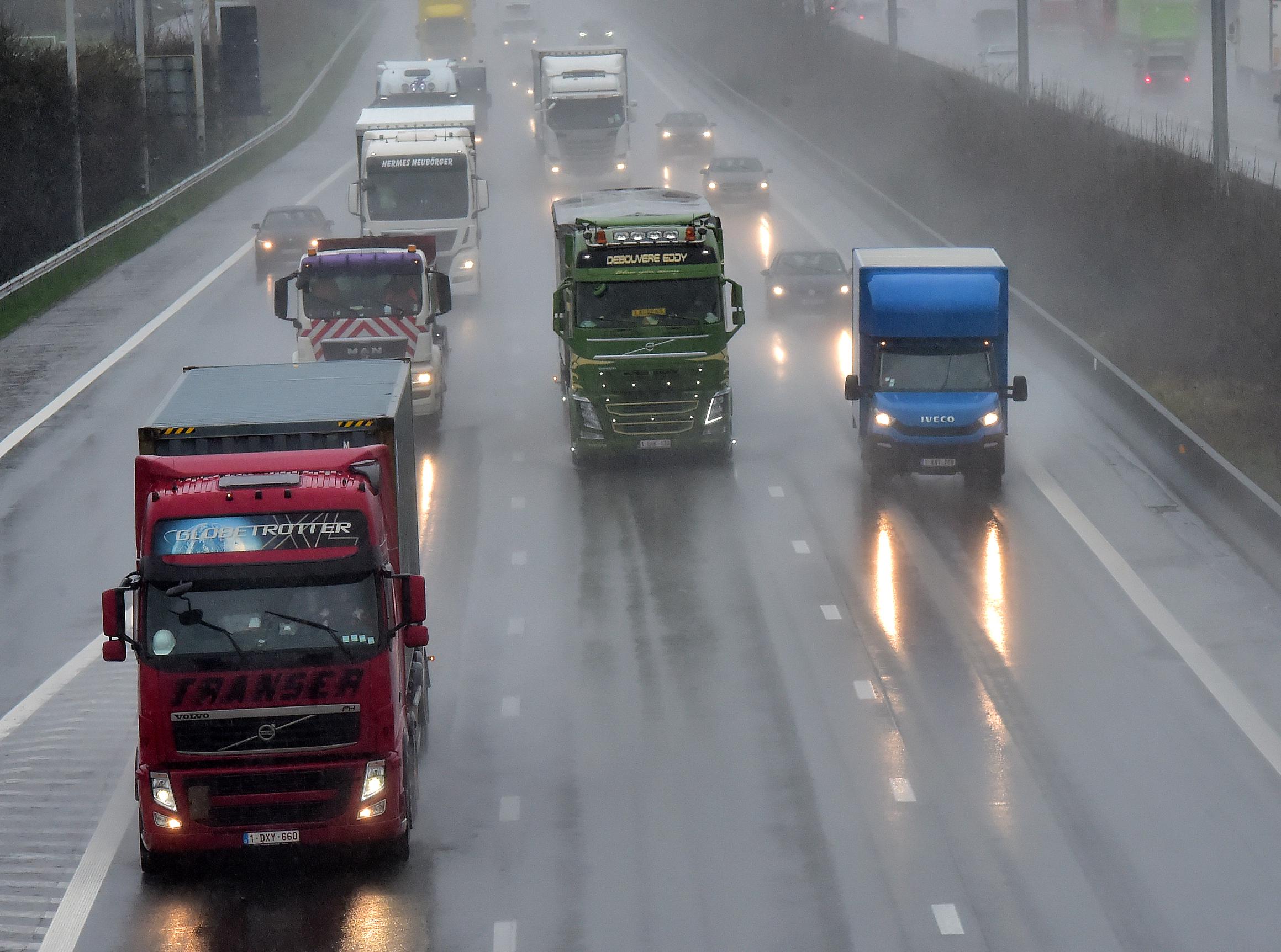 Flanders uses precipitation sensors to check overtaking ban on trucks in rainy weather