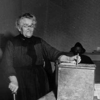 Het vrouwenstemrecht in 1948: niet opgedrongen door een politiek-correcte elite,                  wel van onderop bevochten.  