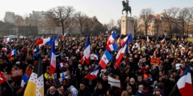Journalisten aangevallen tijdens coronabetoging in Parijs: ‘Ik ga je doden, kijk goed naar me’  