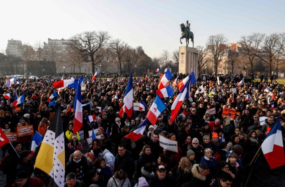 Journalisten aangevallen tijdens coronabetoging in Parijs: ‘Ik ga je doden, kijk goed naar me’