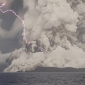 Indrukwekkende satellietbeelden tonen onderzeese vulkaanuitbarsting: tsunami-alarm in Stille Oceaan  