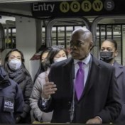 Vrouw sterft nadat ze voor metro geduwd wordt in New York  