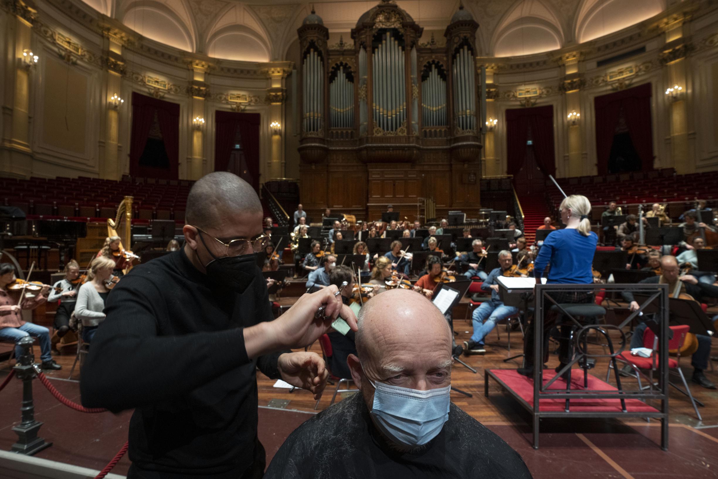 Dutch cultural sector protests: then play hairdresser