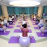 Zwangere vrouwen wonen een fitnessles bij in Shijiazhuang. Het aantal geboortes in China compenseert nog maar nipt het aantal overlijdens.  