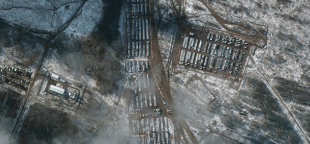 Satellietbeelden onthullen hoe Rusland meer en meer troepen naar grensgebied stuurt   