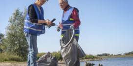 ‘Afvalsokken’ helpen plastic uit de Maas te houden  