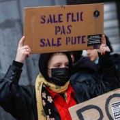 Honderdtal mensen jaar na uit de hand gelopen betoging opnieuw op straat in Brussel: ‘Nog steeds geen enkele sanctie tegen politie uitgesproken’  