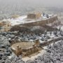 Uitzonderlijk: knappe dronebeelden tonen besneeuwde Akropolis  