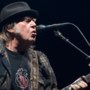 Neil Young wil Spotify doen kiezen: ‘Joe Rogan of ik’  